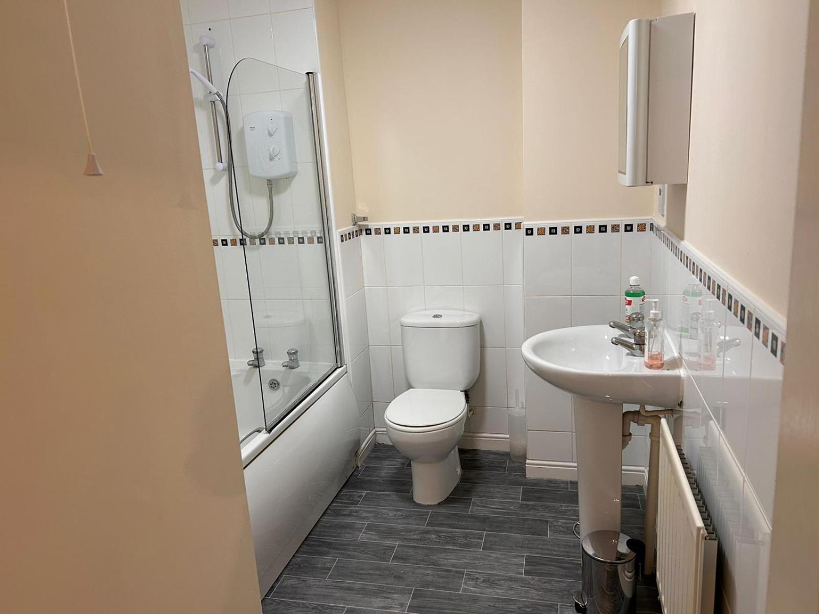 Vyna Place-close To Hospital *